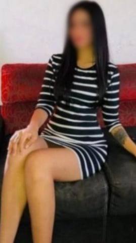 Mersin Sahili'nde Siyah Saçlı Fit ve Bakımlı Bayan Escort — 