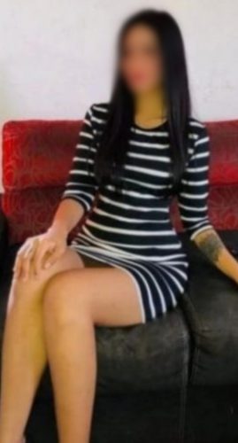 Mersin Sahili'nde Siyah Saçlı Fit ve Bakımlı Bayan Escort — 